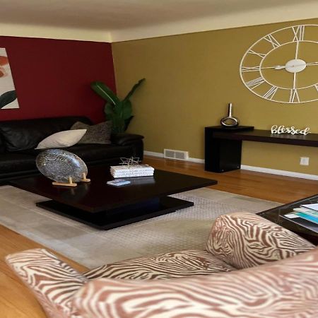 Nice Cozy Family-Sized Home In Quiet Neighborhood Oak Park Bagian luar foto